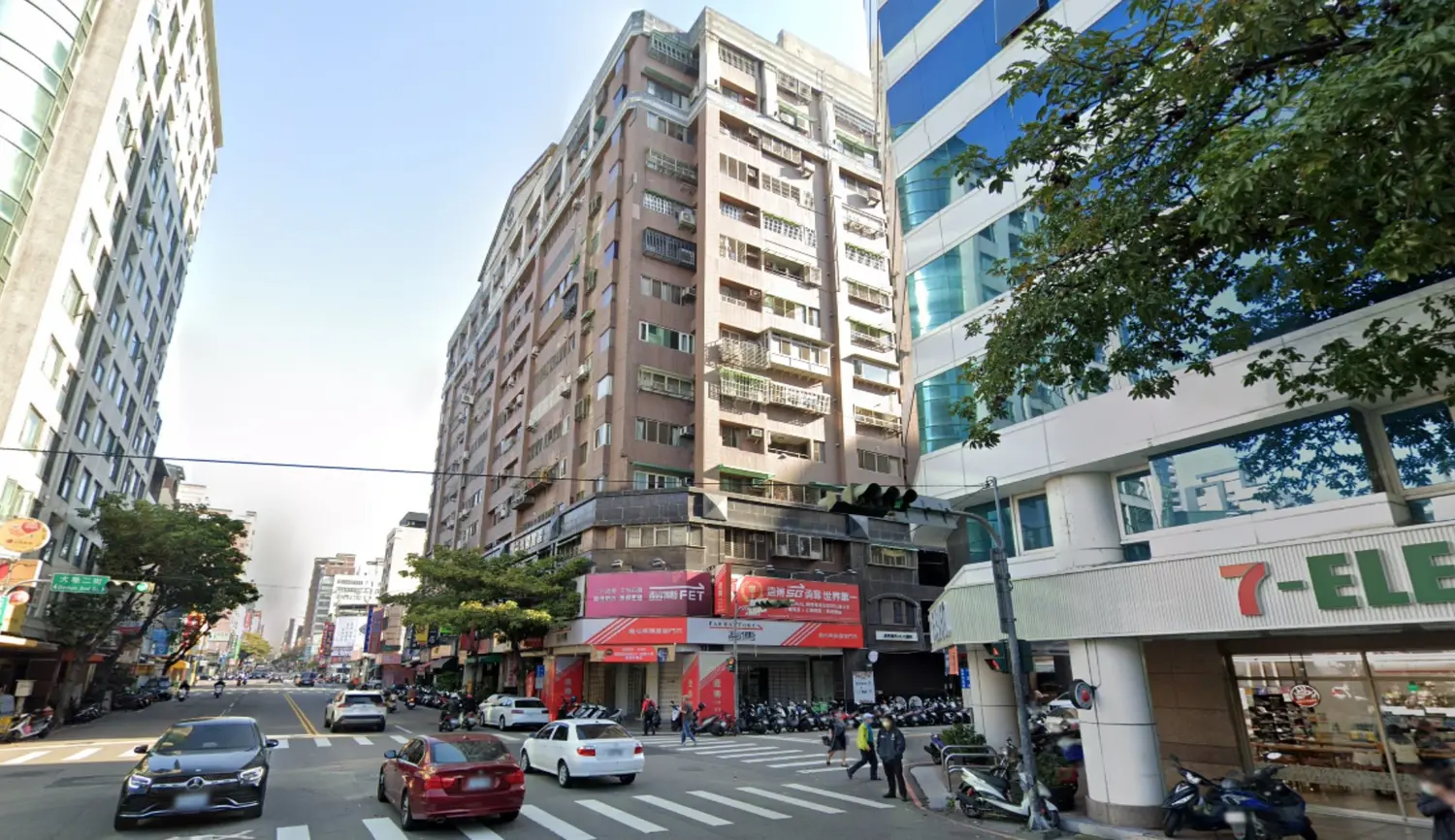 Shop / Retail for sale in Nantun District, Taichung City | NT$ 5 655 000 | 125 ping slide 1