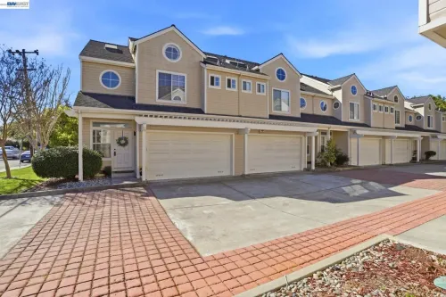 Townhome for sale US$ 1 148 900 - Bundy Ave - 2 bedrooms