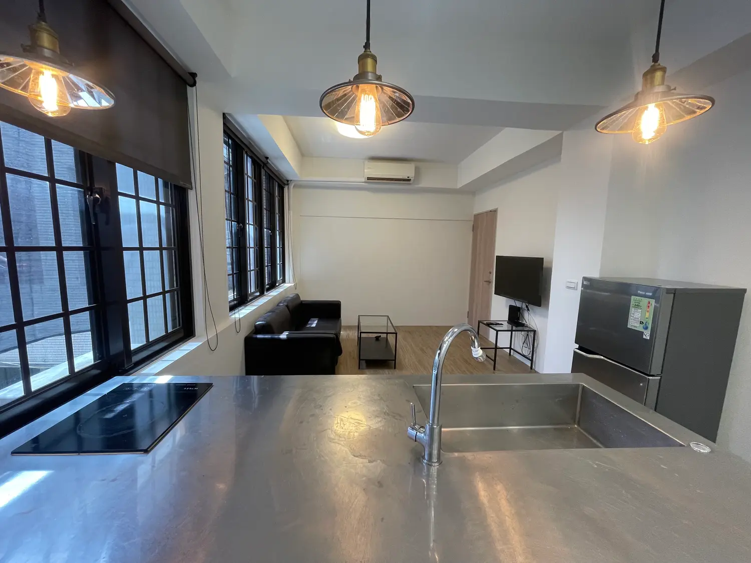 Room for rent in Songshan District, Taipei City | NT$ 32 000 | 12 ping slide 1