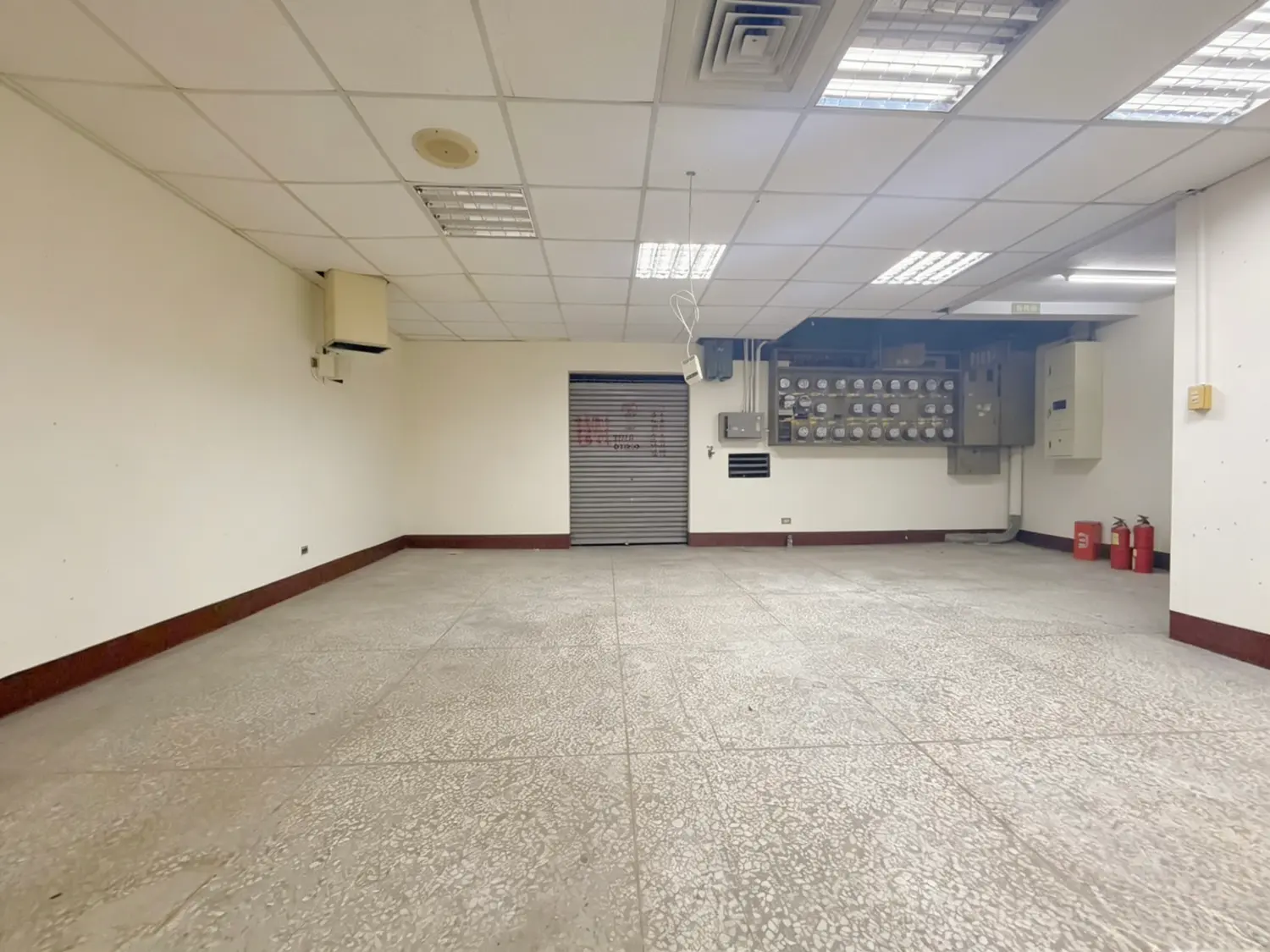 Shop / Retail for rent in Central District, Taichung City | NT$ 60 000 | 39 ping slide 2