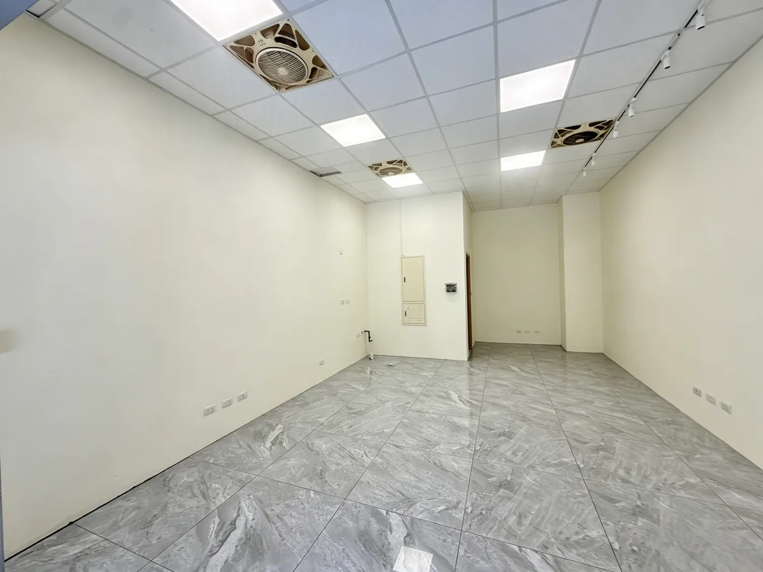 Shop / Retail for rent in Xitun District, Taichung City | NT$ 42 000 | 11 ping slide 3