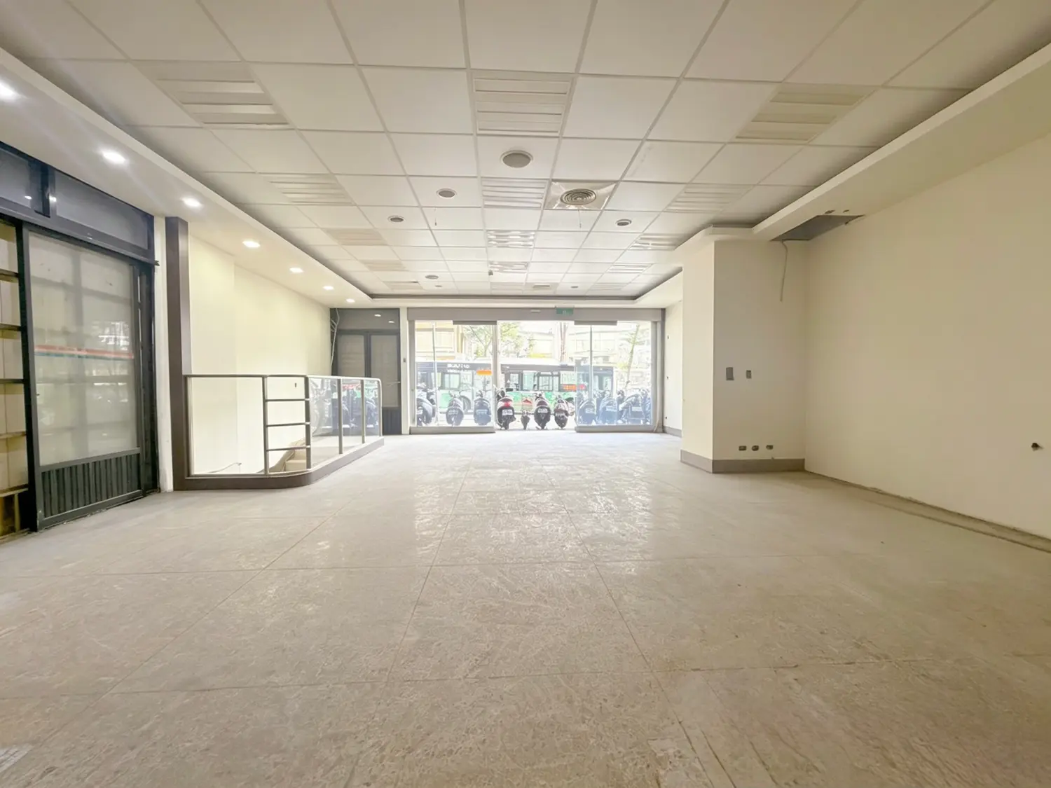 Shop / Retail for rent in Central District, Taichung City | NT$ 60 000 | 39 ping slide 3