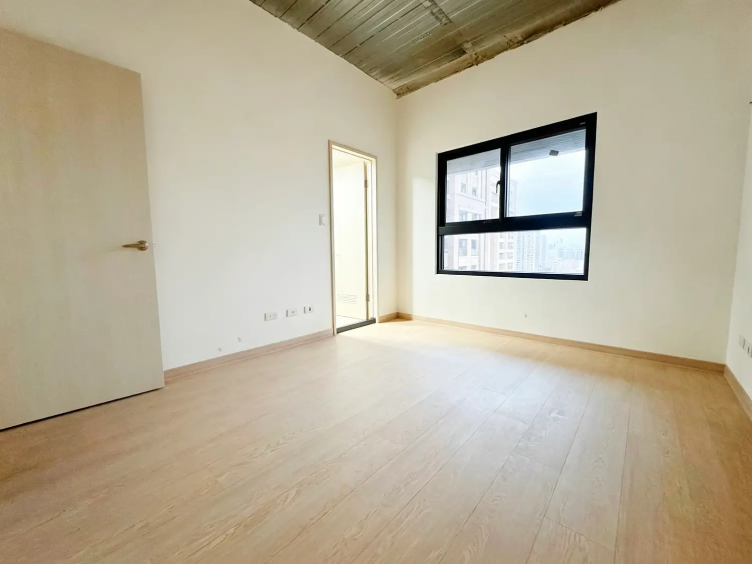 3 bedrooms apartment for rent in Xitun District, Taichung City | NT$ 35 000 | 19 ping slide 4