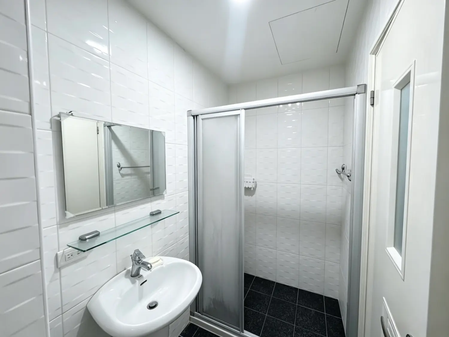 2 bedrooms apartment for rent in Longjing District, Taichung City | NT$ 12 000 | 14 ping slide 2