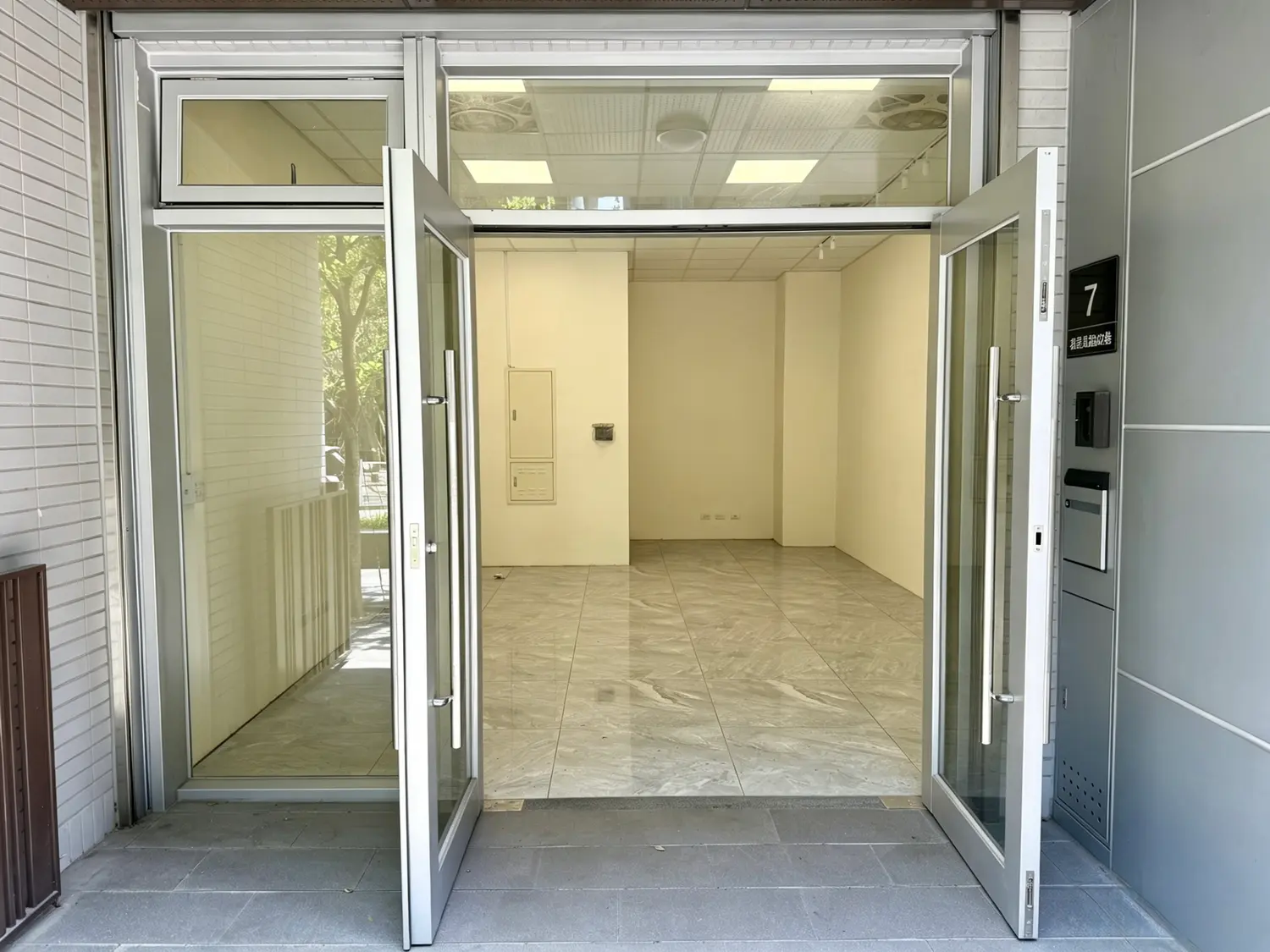 Shop / Retail for rent in Xitun District, Taichung City | NT$ 42 000 | 11 ping slide 0