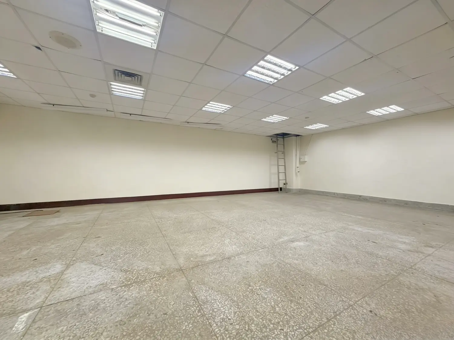 Shop / Retail for rent in Central District, Taichung City | NT$ 60 000 | 39 ping slide 1