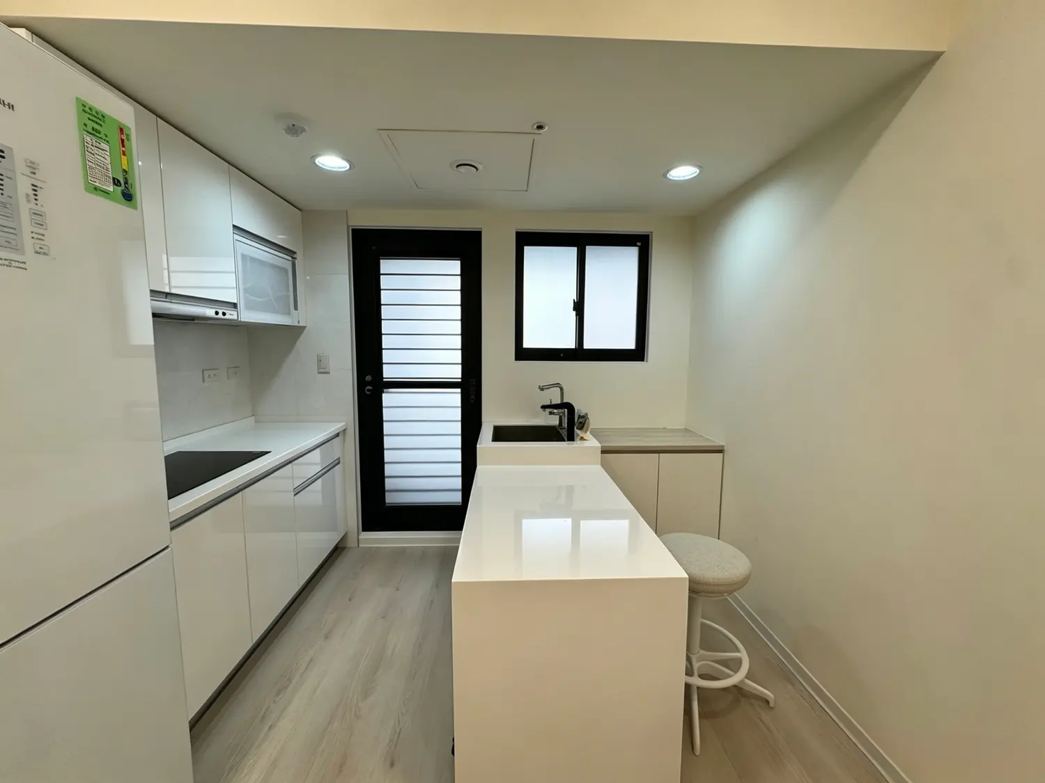 2 bedrooms apartment for rent in Xitun District, Taichung City | NT$ 38 000 | 15 ping slide 7