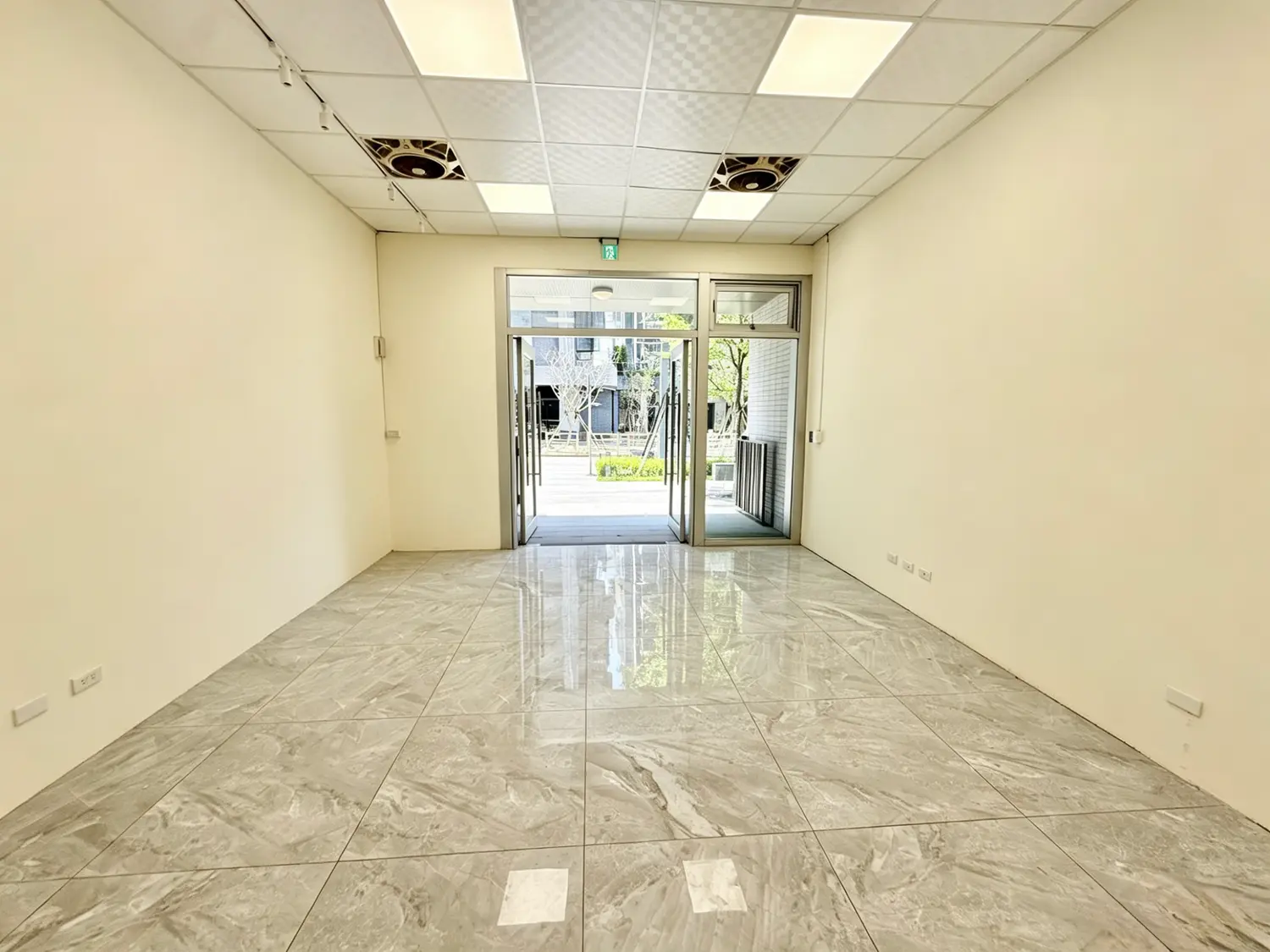 Shop / Retail for rent in Xitun District, Taichung City | NT$ 42 000 | 11 ping slide 8