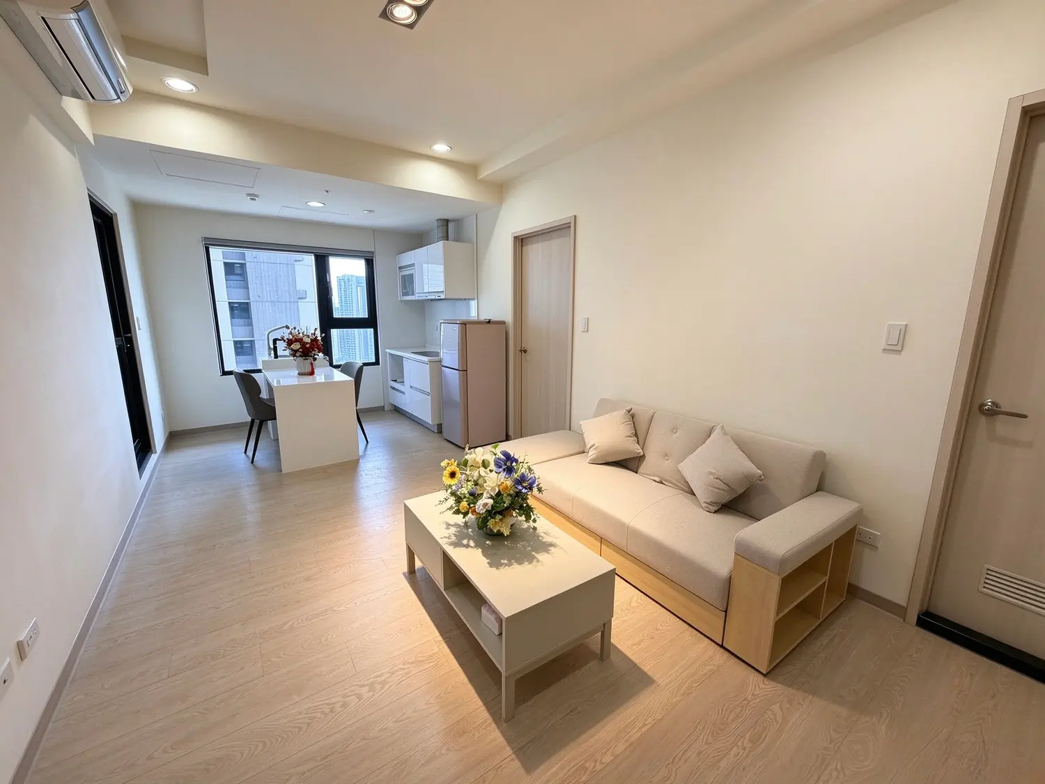 2 bedrooms apartment for rent in Xitun District, Taichung City | NT$ 30 000 | 23 ping slide 0