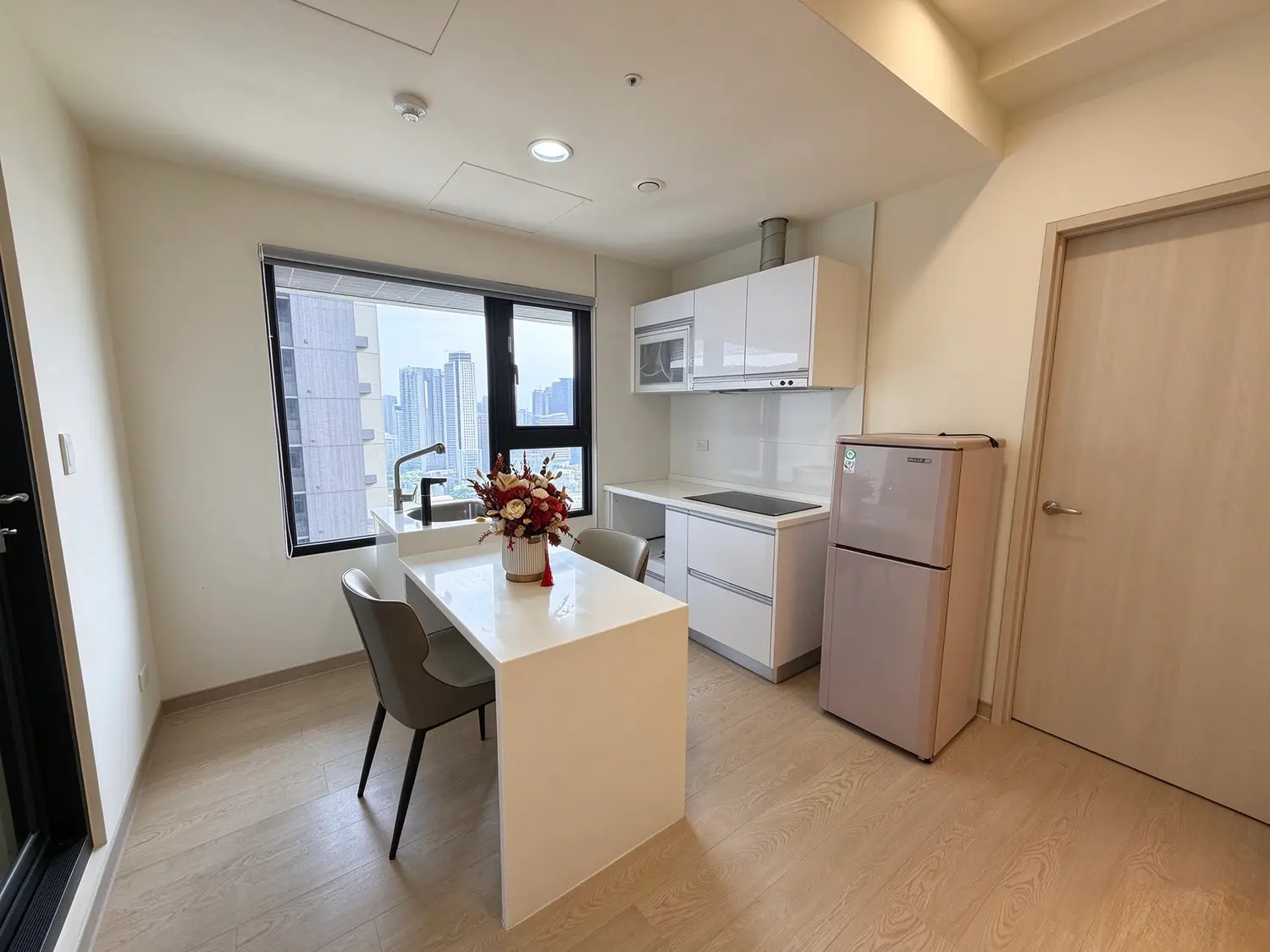 2 bedrooms apartment for rent in Xitun District, Taichung City | NT$ 30 000 | 23 ping slide 1