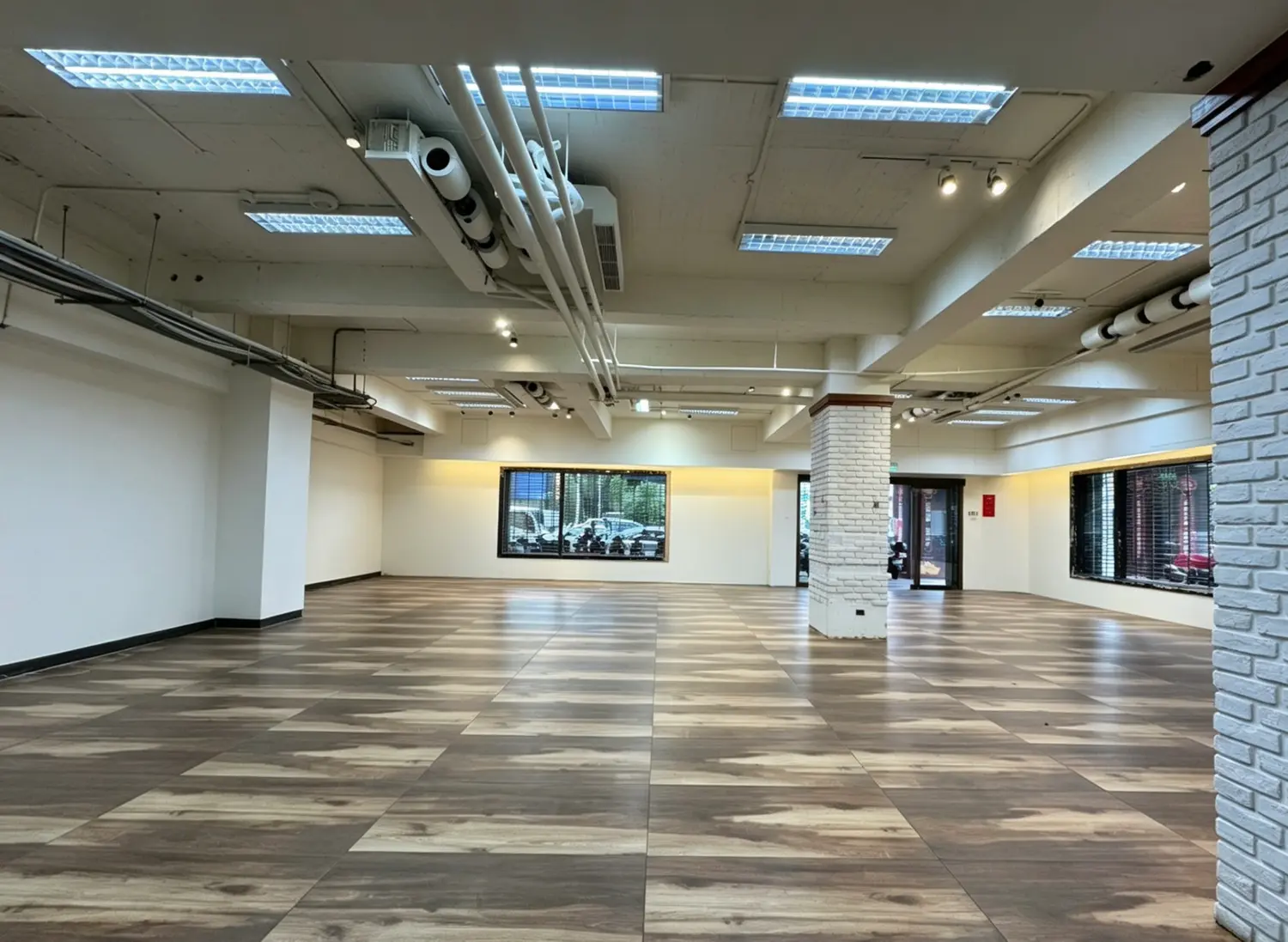Shop / Retail for rent in Xitun District, Taichung City | NT$ 220 000 | 87 ping slide 16