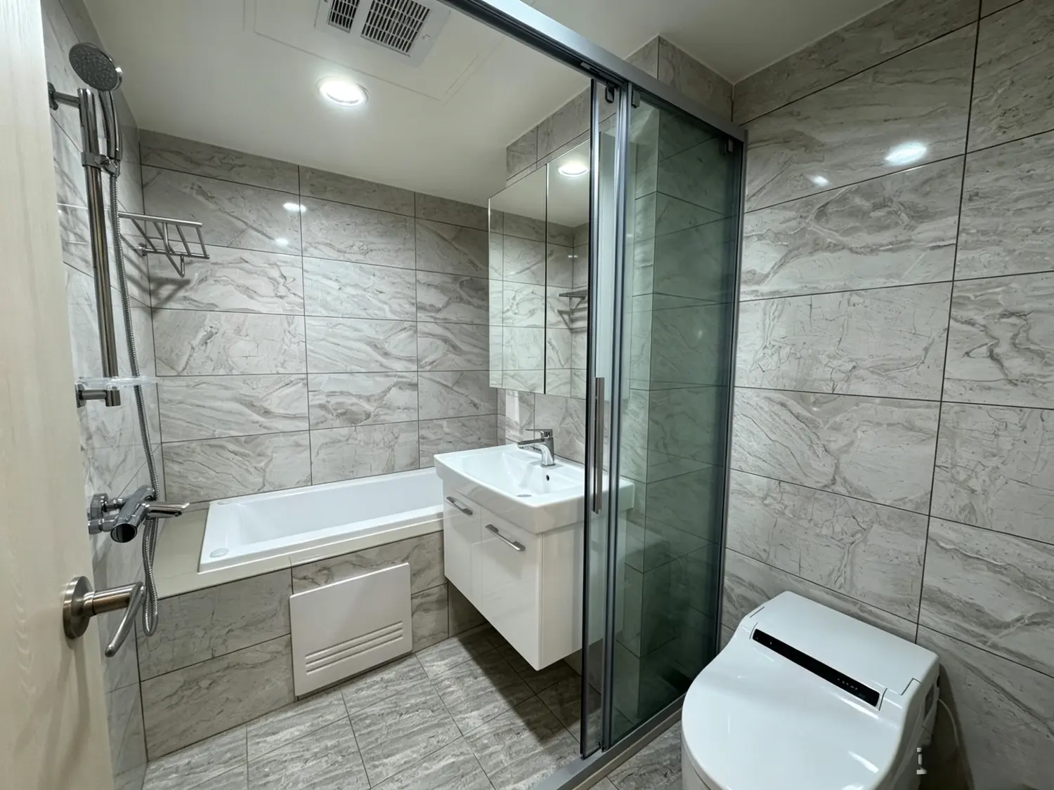 2 bedrooms apartment for rent in Xitun District, Taichung City | NT$ 38 000 | 15 ping slide 2