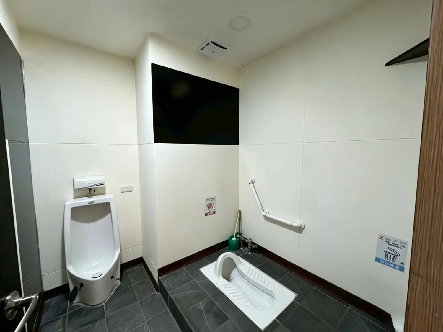 Shop / Retail for rent in Xitun District, Taichung City | NT$ 220 000 | 87 ping slide 3