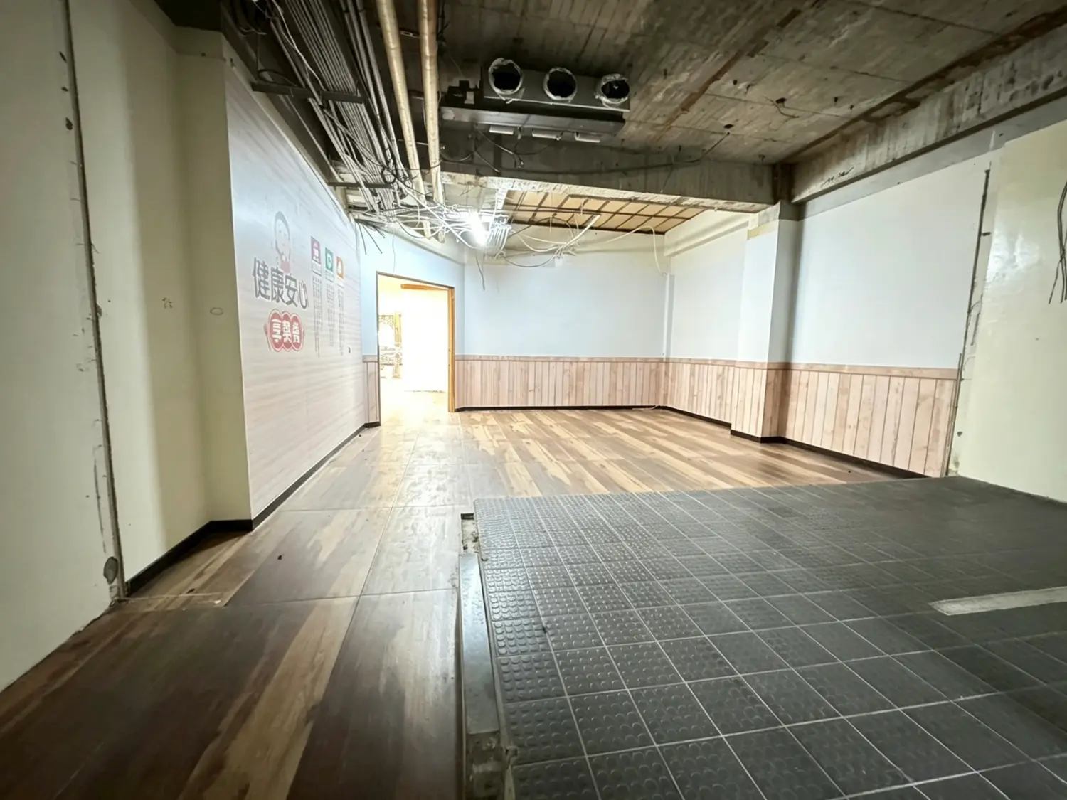 Shop / Retail for rent in Xitun District, Taichung City | NT$ 220 000 | 87 ping slide 8