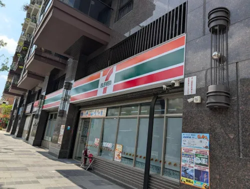 Shop / Retail for rent in Lingya District, Kaohsiung City | NT$ 42 000 | 35 ping slide 11