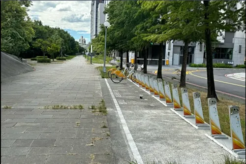 Apartment for rent TWD 39 800 - Yuanxin 1st St - 3 bedrooms