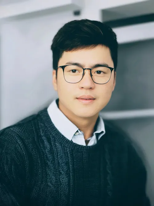 Real estate agent 19